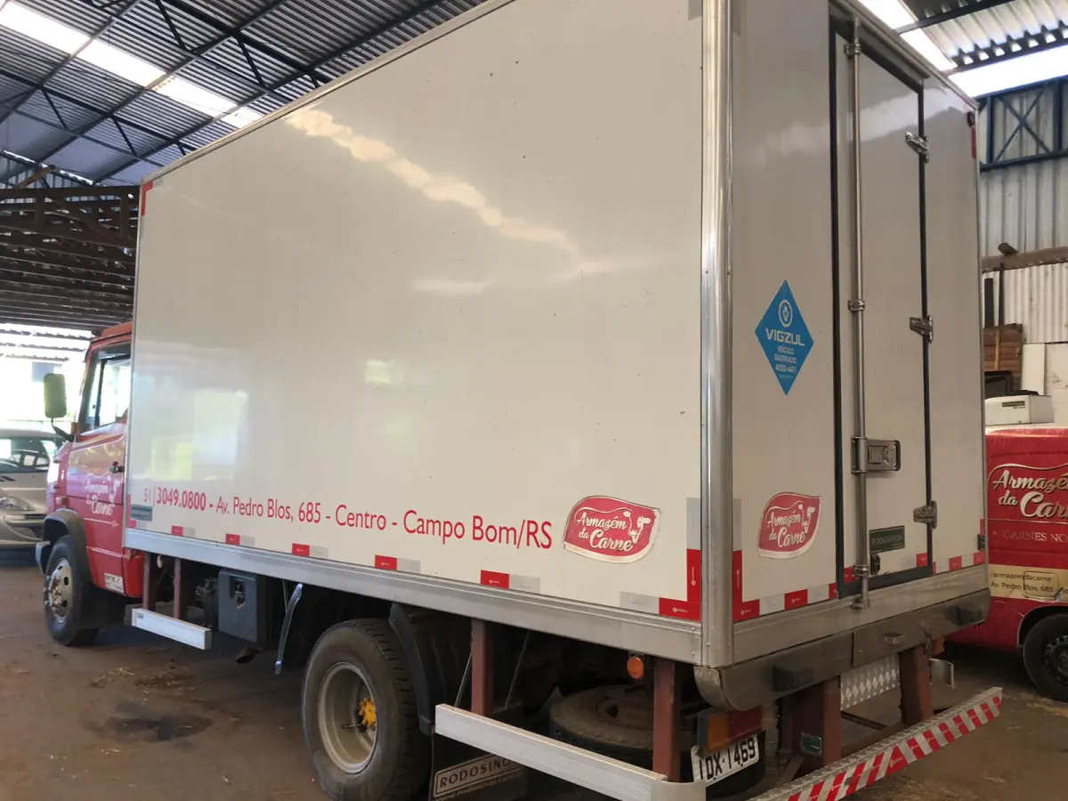 LOTE 031 - "CAMINHÃO MERCEDES BENZ 709, ANO 1991/1992, VERMELHO, PLACAS IDX 1469, C/BAÚ FRIGORIFICO (58.500,00 caminhão + 18.500,00 baú)"