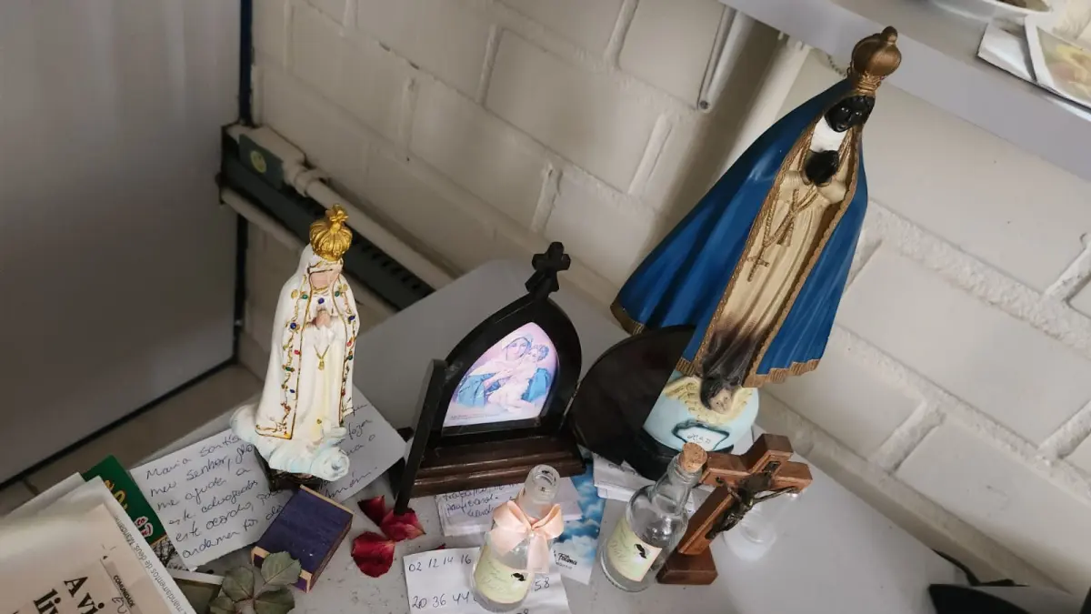 LOTE 216 - LOTE DE OBJETOS DE CUNHO RELIGIOSO (ORATÓRIO, SANTINHOS,ETC.)