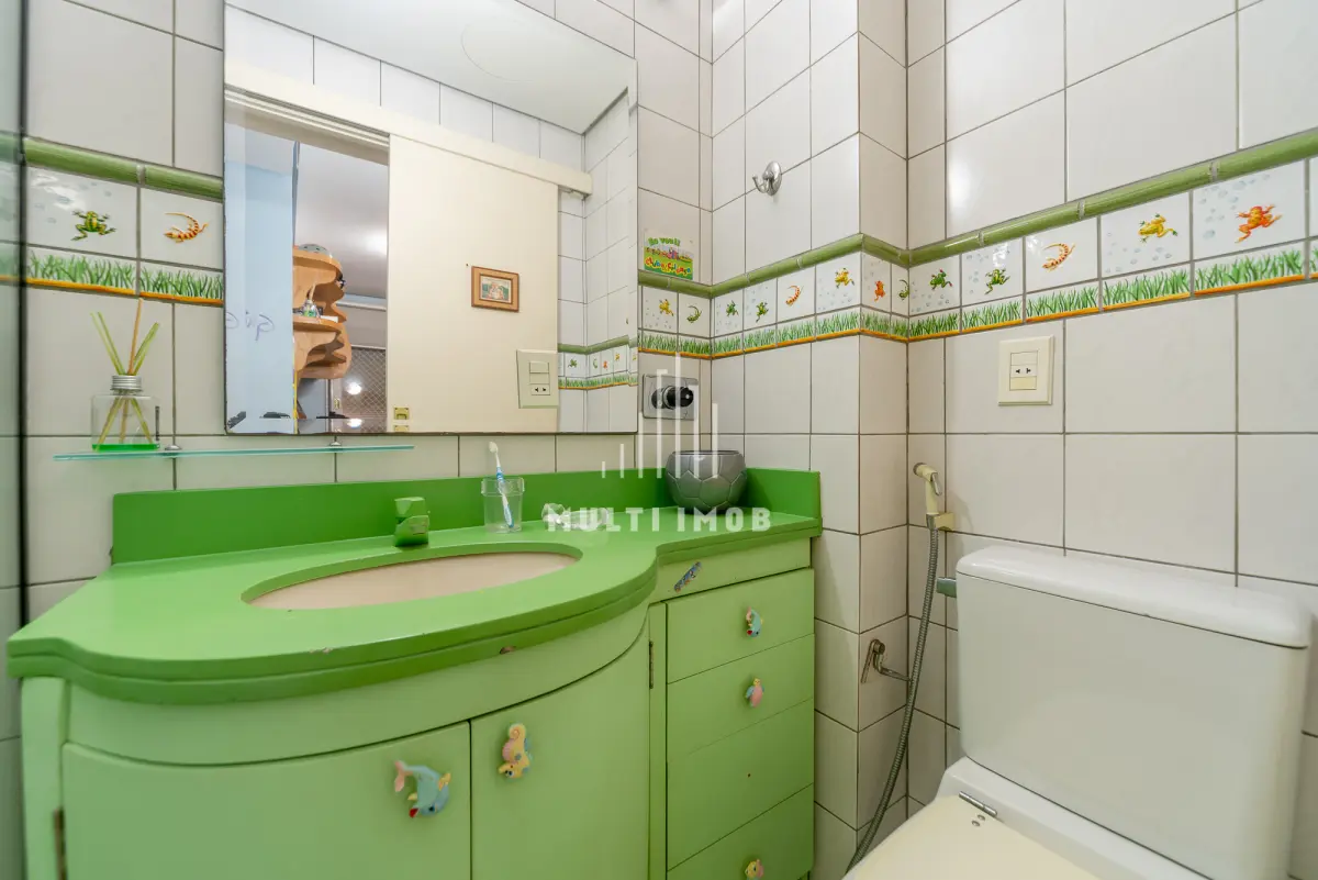 LOTE 000 - O apartamento nº 601 no Ed. Maison Paris, na Rua Pedro Ivo nº 532. O espaço de estacionamento coberto nº 01. O espaço de estacionamento coberto nº 02