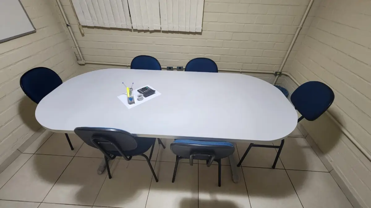 LOTE 144 - MESA DE REUNIÕES, CINZA C/ 6 CADEIRAS ESTOFADAS, AZUIS