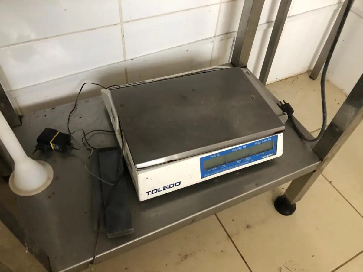 LOTE 232 - MESA INOX PEQUENA C/ PANELEIRO