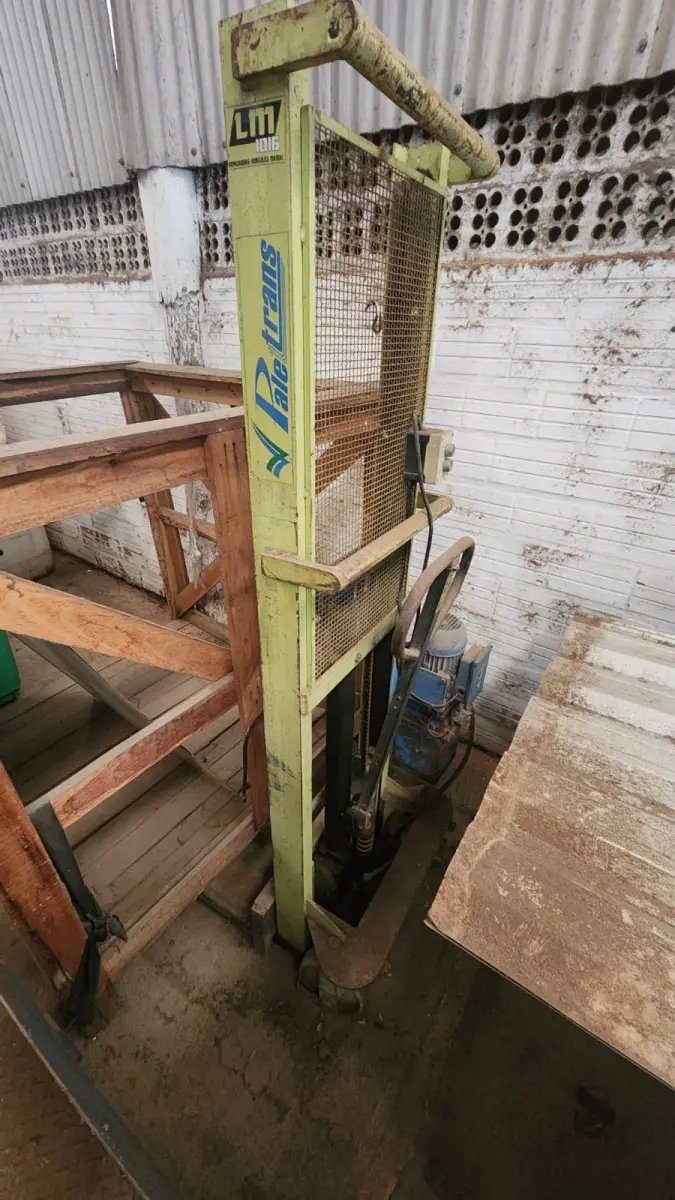 LOTE 051 - EMPILHADEIRA MANUAL LM1016