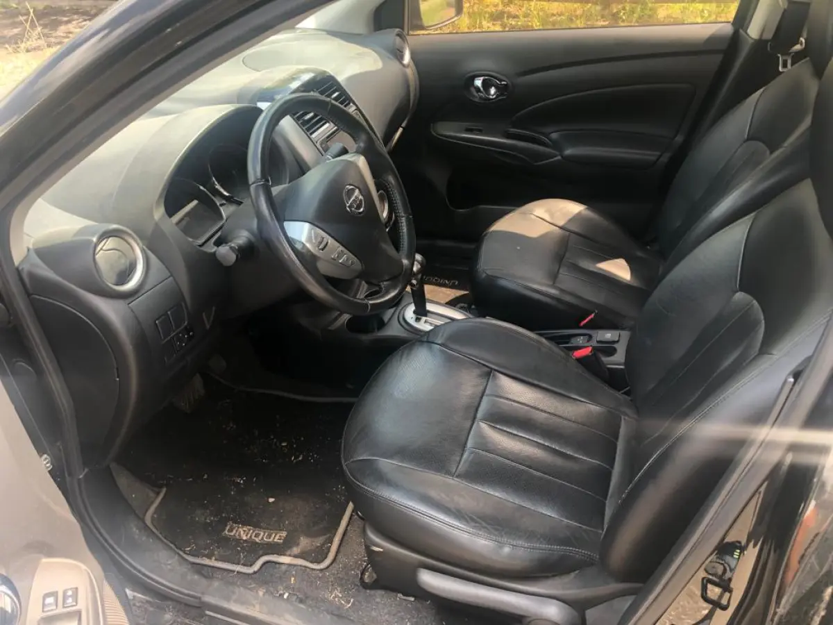 LOTE 012 - Nissan Versa Unique 1.6 16v FlexStart 4p Aut, fab/mod 2016/2017