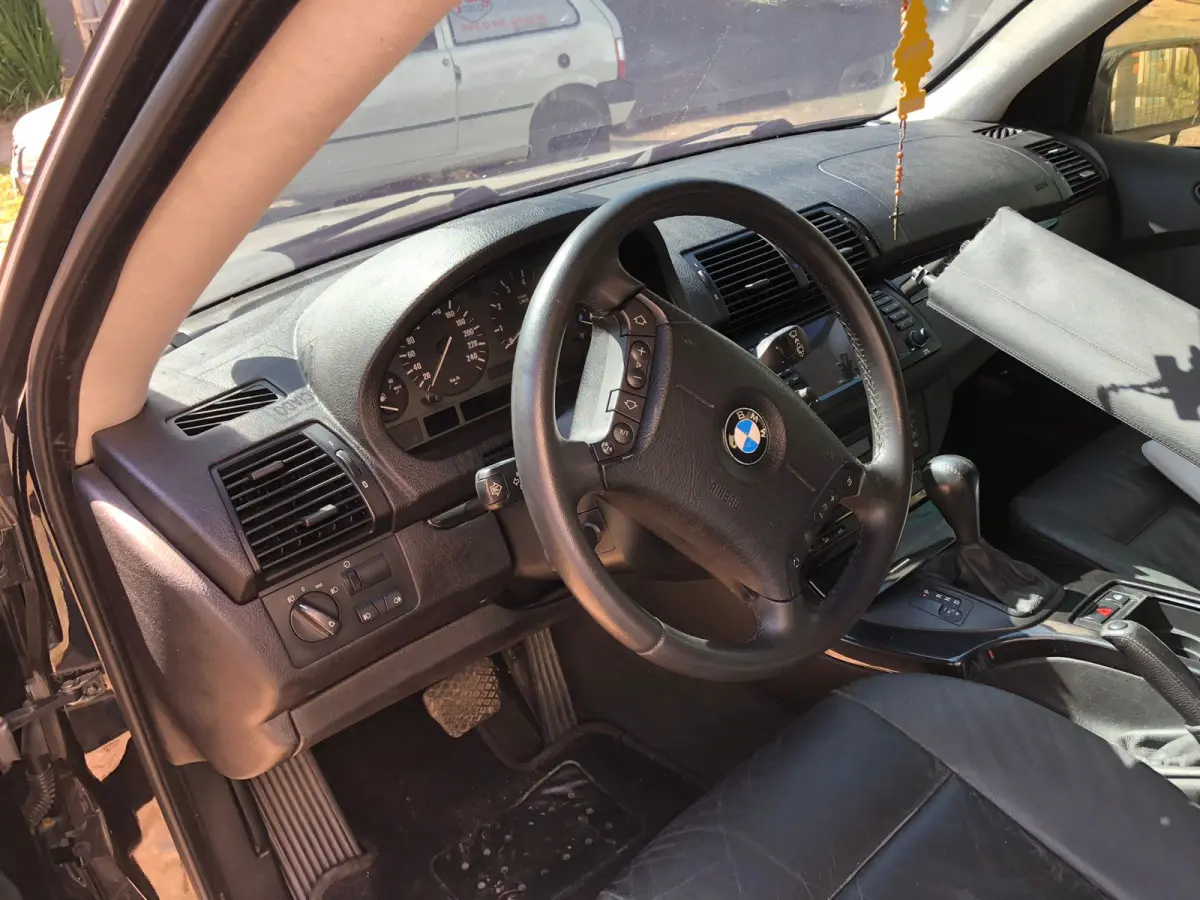 LOTE 000 - I/BMW X5, cor preta, fabricação/modelo 2001/2002 - BLINDADA