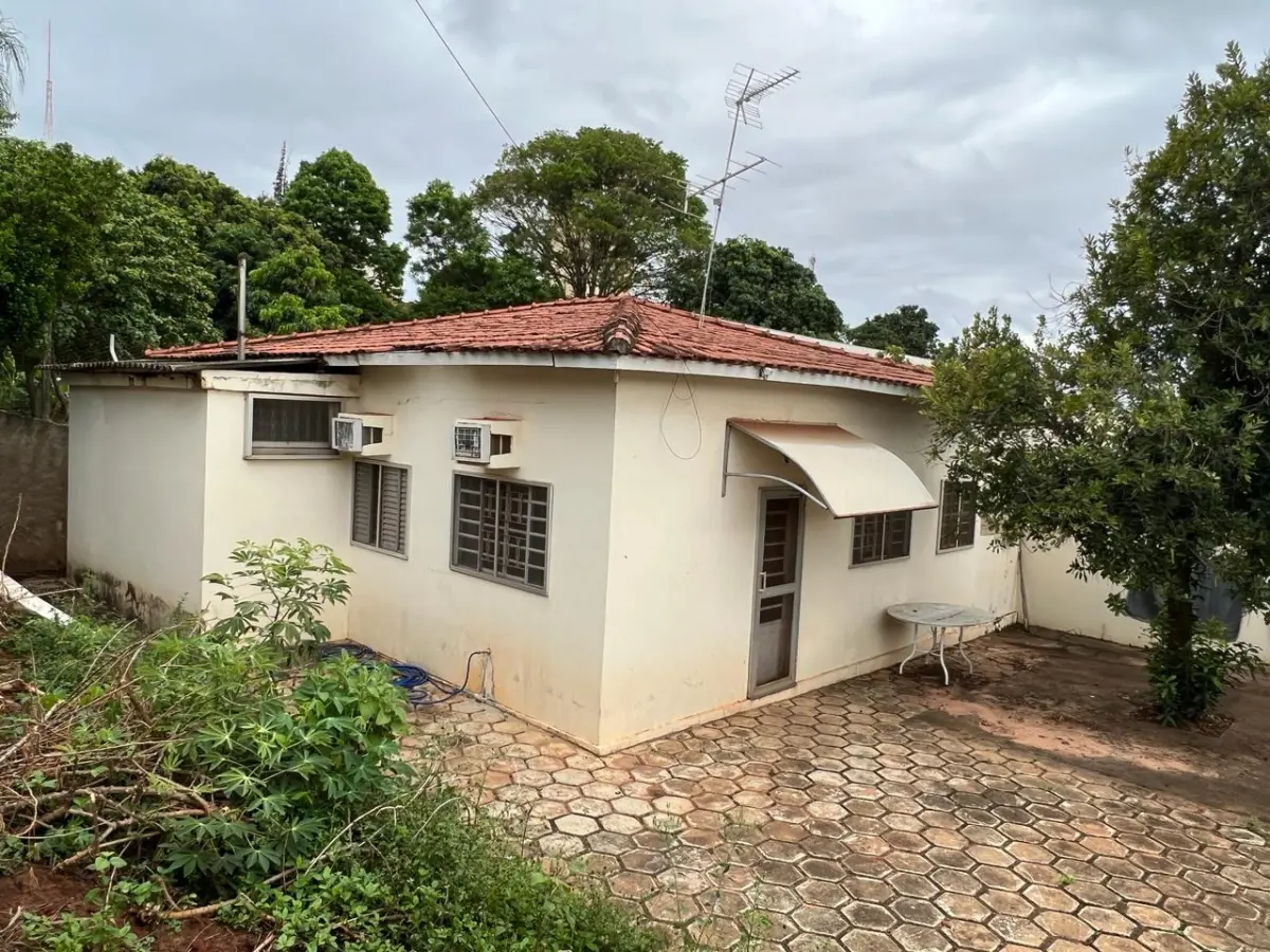 LOTE 001 - GRANDE IMÓVEL CENTRO DE LINS COM 2 ESQUINAS - EM AVENIDA - COM GINASIO COBERTO - SALAS - ESCOLA