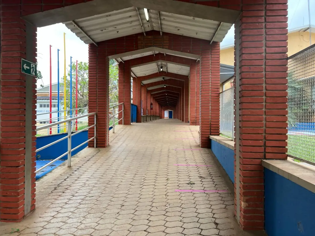 LOTE 001 - GRANDE IMÓVEL CENTRO DE LINS COM 2 ESQUINAS - EM AVENIDA - COM GINASIO COBERTO - SALAS - ESCOLA