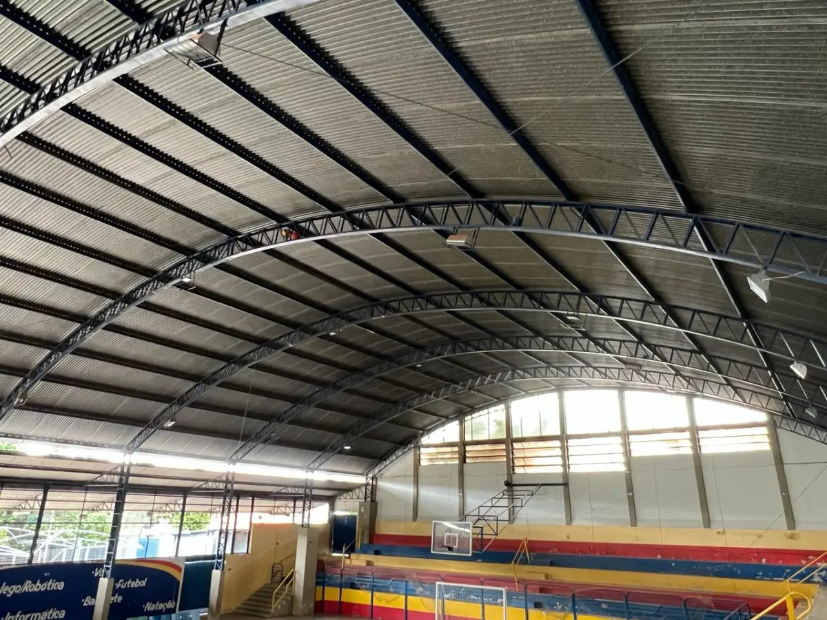 LOTE 001 - GRANDE IMÓVEL CENTRO DE LINS COM 2 ESQUINAS - EM AVENIDA - COM GINASIO COBERTO - SALAS - ESCOLA