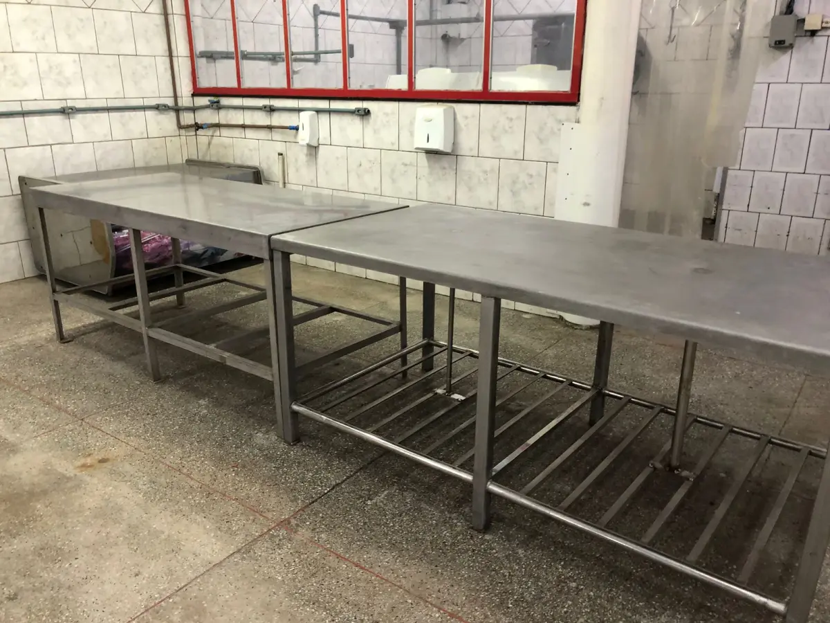 LOTE 002 - Lote com equipamentos, prateleiras e etc