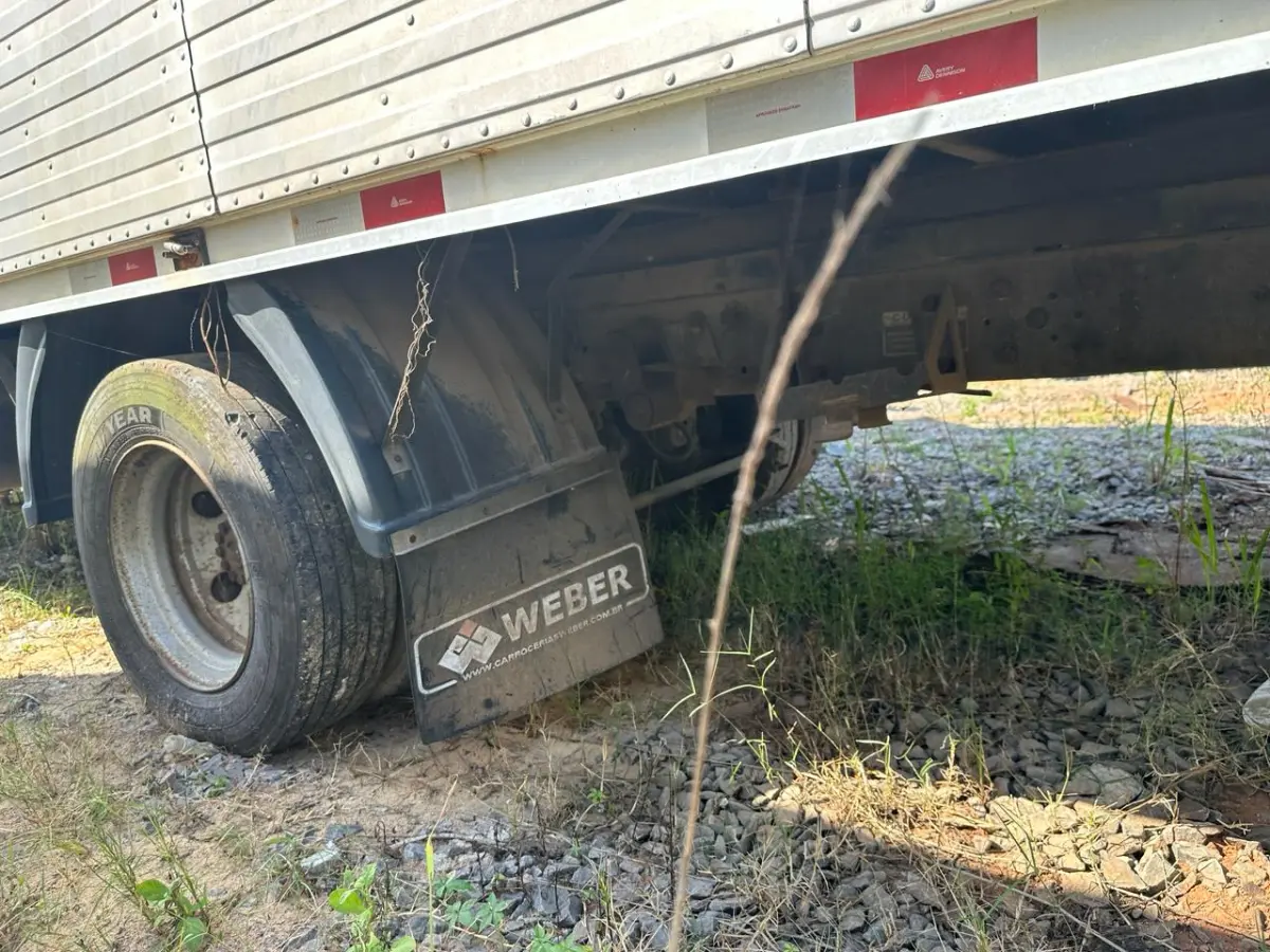 LOTE 000 - FORD CARGO 815 E ANO 2011