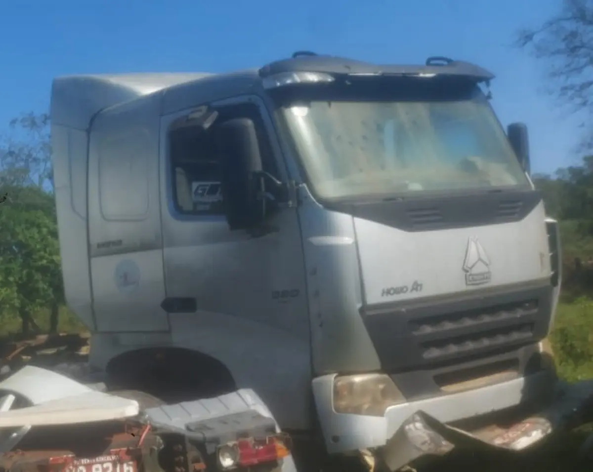 LOTE 008 - Sinotruck Howo 380 A7 4x2 2p, fabricação/modelo 2012/2012