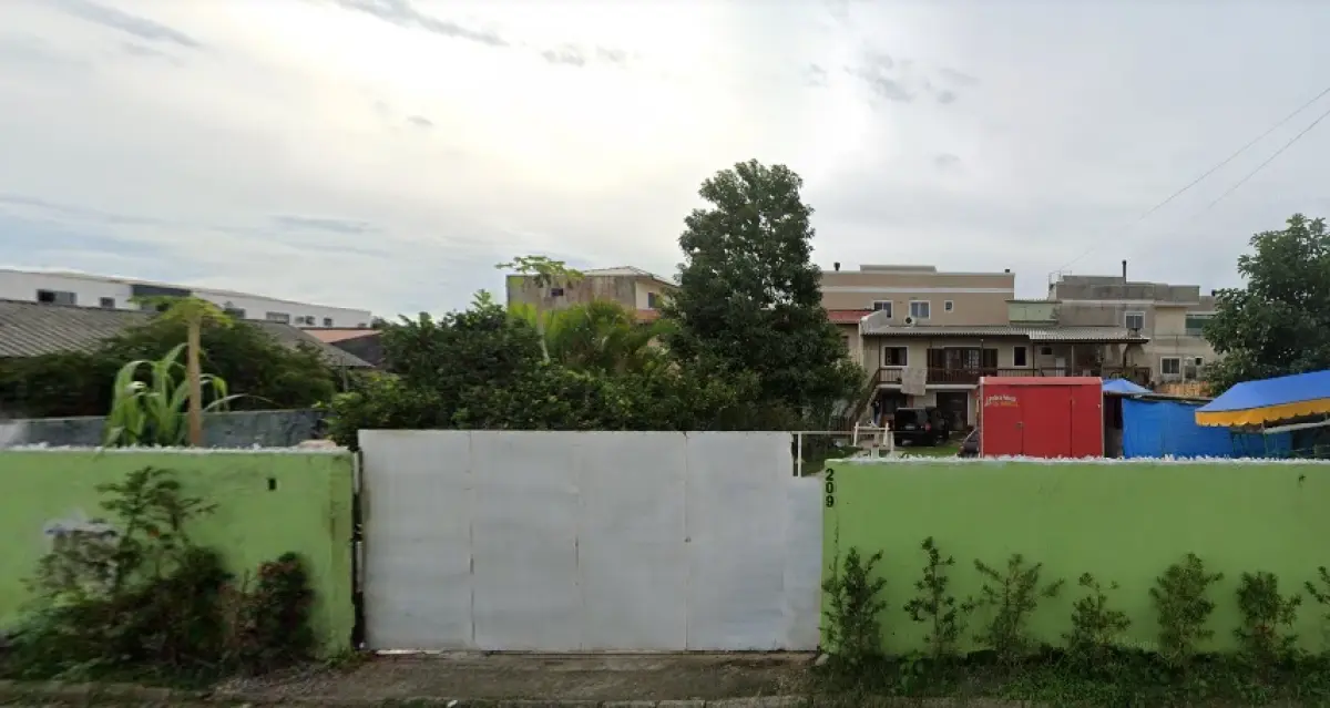 LOTE 000 - A posse do terreno, onde estão edificadas duas casas, registrados na prefeitura de Florianópolis possuindo o terreno área total de 420m², na Rua Servidão José Manoel de Souza, n° 209, Ingleses, Florianópolis.