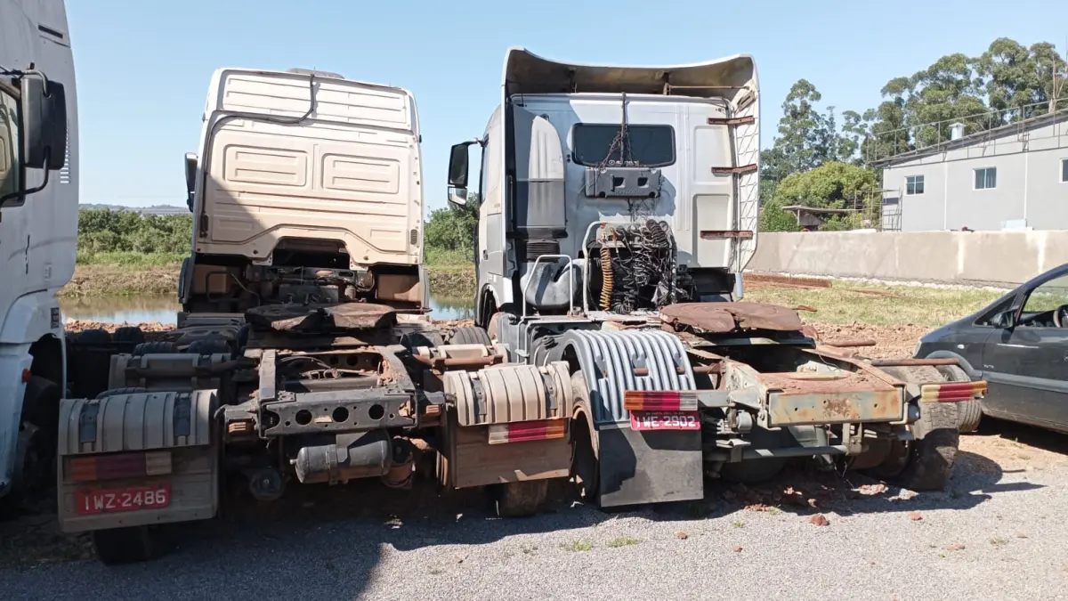 LOTE 006 - Mercedes Benz Axor 2536 S/LS 6x2 2p, fab/mod 2015/2016
