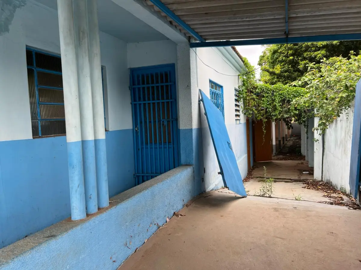 LOTE 001 - GRANDE IMÓVEL CENTRO DE LINS COM 2 ESQUINAS - EM AVENIDA - COM GINASIO COBERTO - SALAS - ESCOLA