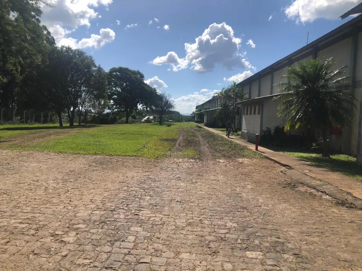 LOTE 001 - >>>   73% DE DESCONTO  de início <<<  Lote dos dois terrenos: Imóvel 1 - Pavilhão Industrial com área construída de 4.052,47 m2, já averbada, e mais 1.628m2 aprox., não averbados, c/pavilhões, depósitos, escritórios dentro de imóvel c/área de 25.798,02m2 E  Imóvel 2 – Pavilhão Industrial de esquina c/área construída de 2.543,52 dentro do imóvel c/área de 6.245,50m2