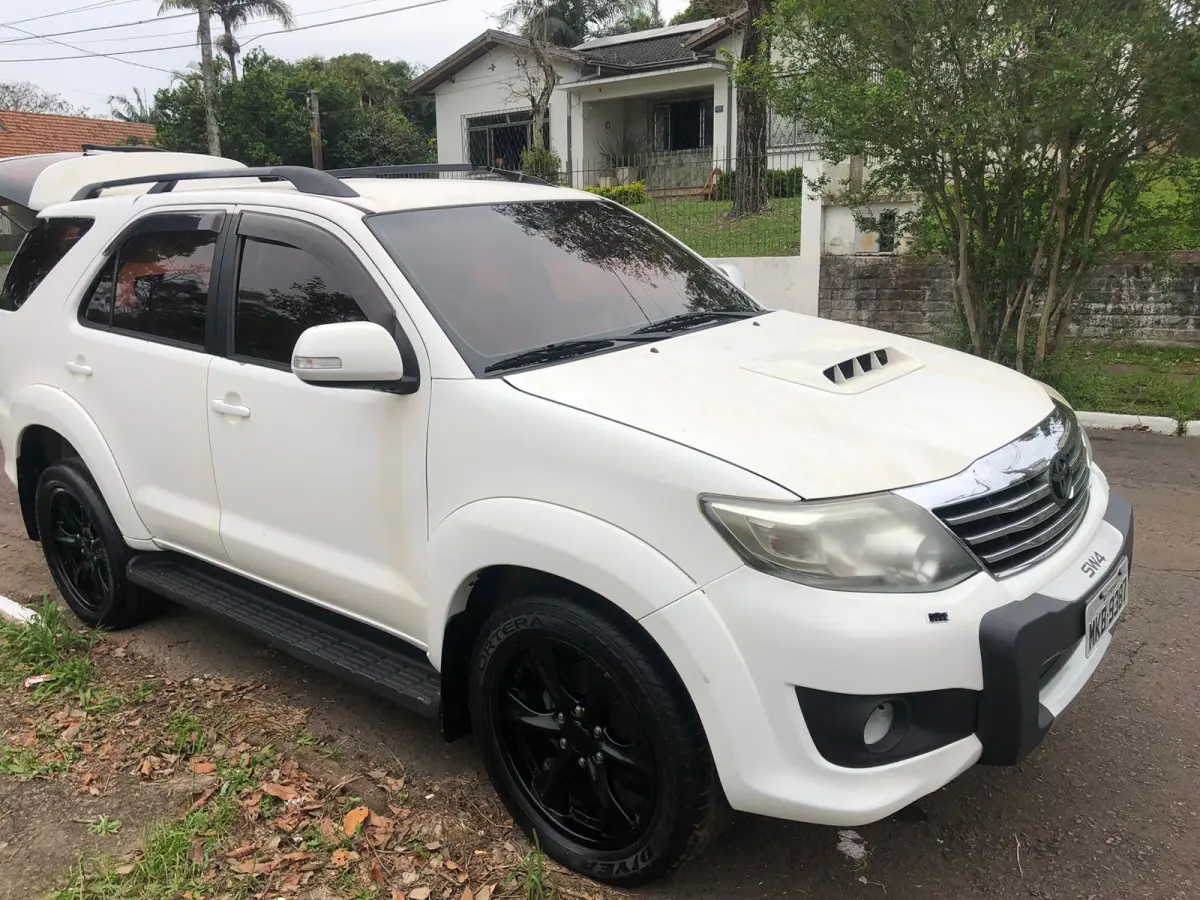 LOTE 000 - Toyota/Hilux SW4 SRV D4-D 4x4 3.0 TDI, diesel, automático, fabricação/modelo 2012/2013