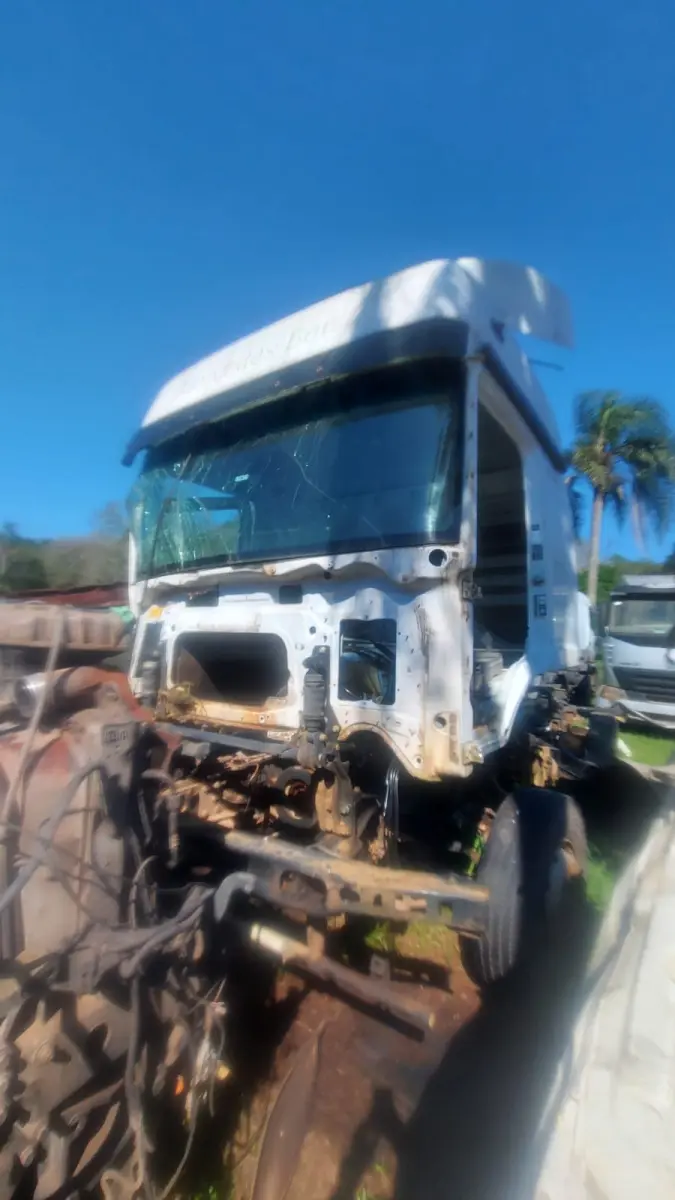 LOTE 005 - Mercedes Benz Axor 2536 S/LS 6x2 2p, fab/mod 2015/2016