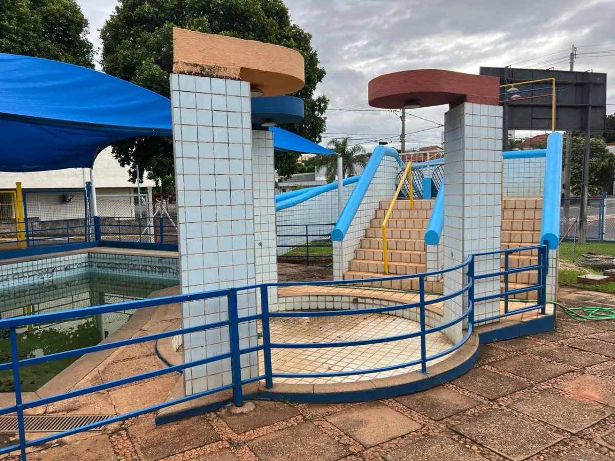 LOTE 001 - GRANDE IMÓVEL CENTRO DE LINS COM 2 ESQUINAS - EM AVENIDA - COM GINASIO COBERTO - SALAS - ESCOLA