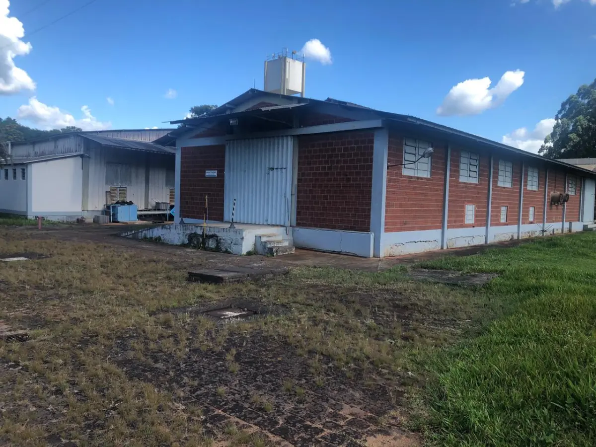 LOTE 001 - >>>   73% DE DESCONTO  de início <<<  Lote dos dois terrenos: Imóvel 1 - Pavilhão Industrial com área construída de 4.052,47 m2, já averbada, e mais 1.628m2 aprox., não averbados, c/pavilhões, depósitos, escritórios dentro de imóvel c/área de 25.798,02m2 E  Imóvel 2 – Pavilhão Industrial de esquina c/área construída de 2.543,52 dentro do imóvel c/área de 6.245,50m2