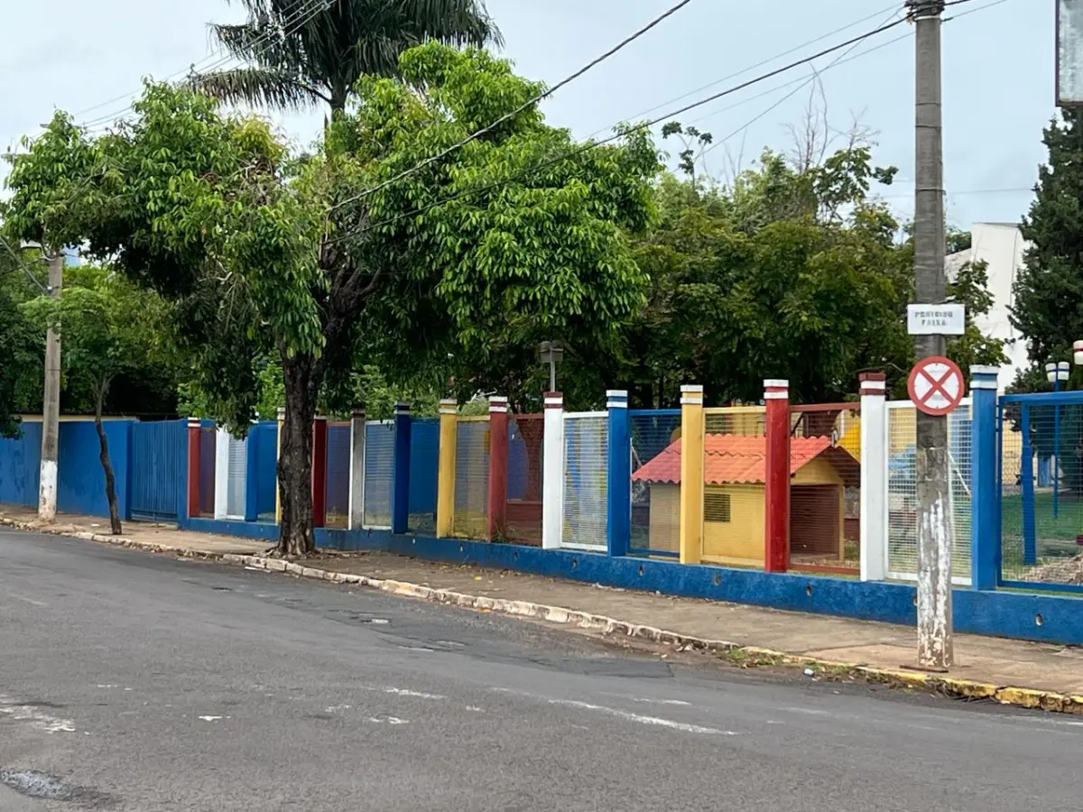 LOTE 001 - GRANDE IMÓVEL CENTRO DE LINS COM 2 ESQUINAS - EM AVENIDA - COM GINASIO COBERTO - SALAS - ESCOLA