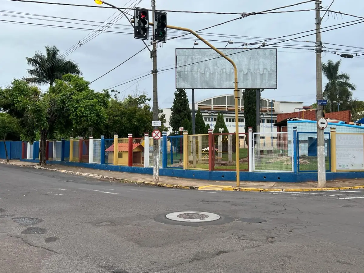 LOTE 001 - GRANDE IMÓVEL CENTRO DE LINS COM 2 ESQUINAS - EM AVENIDA - COM GINASIO COBERTO - SALAS - ESCOLA