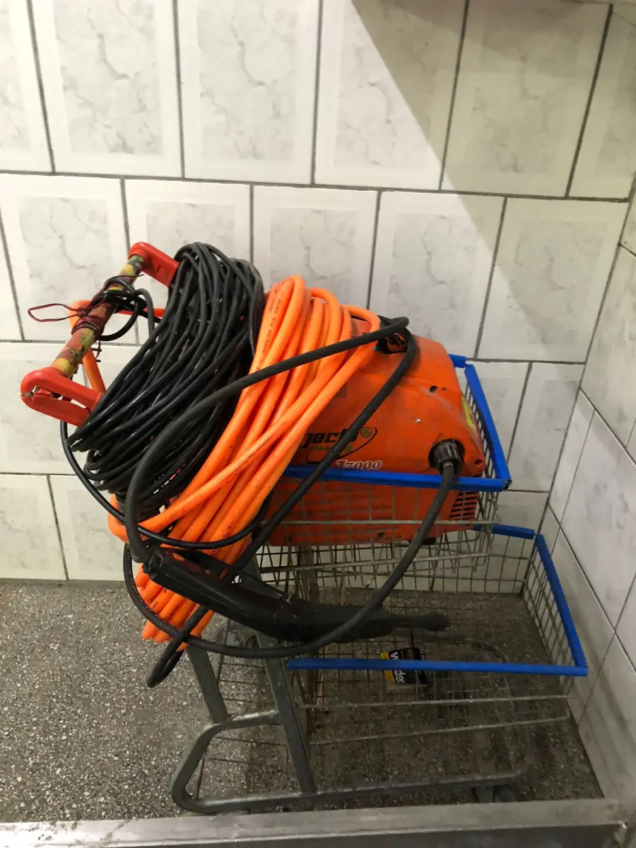 LOTE 002 - Lote com equipamentos, prateleiras e etc