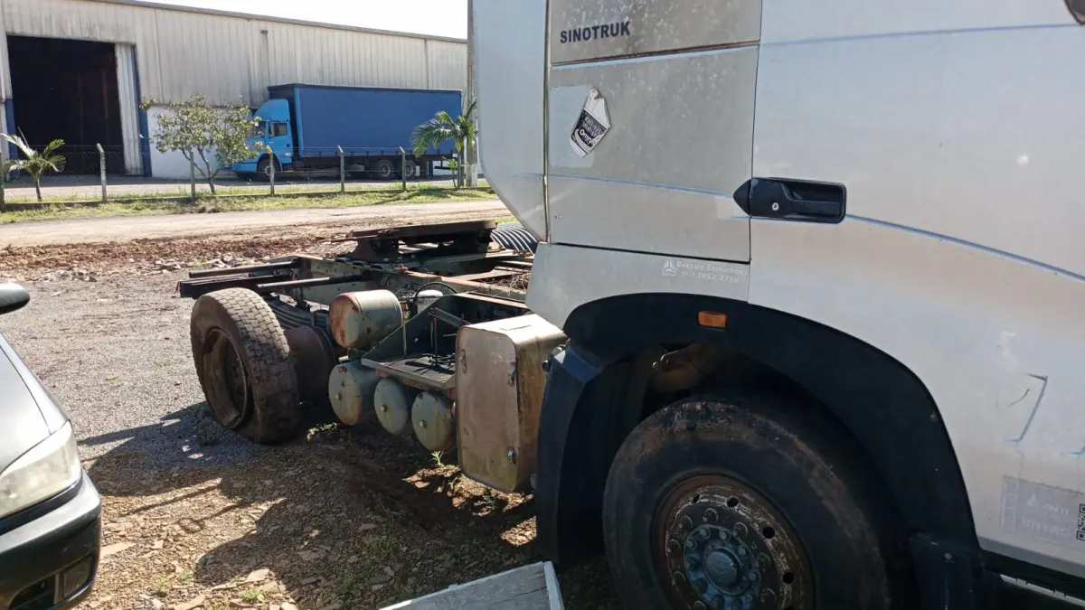 LOTE 001 - Sinotruck,Howo 380 A7 4x2 2p fab/mod 2012/2012