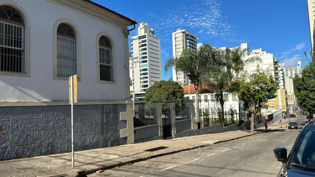 LOTE 001 - GRANDE IMÓVEL COM PRÉDIOS ESCOLA EM BAIRRO NOBRE EM JUIZ DE FORA / MG