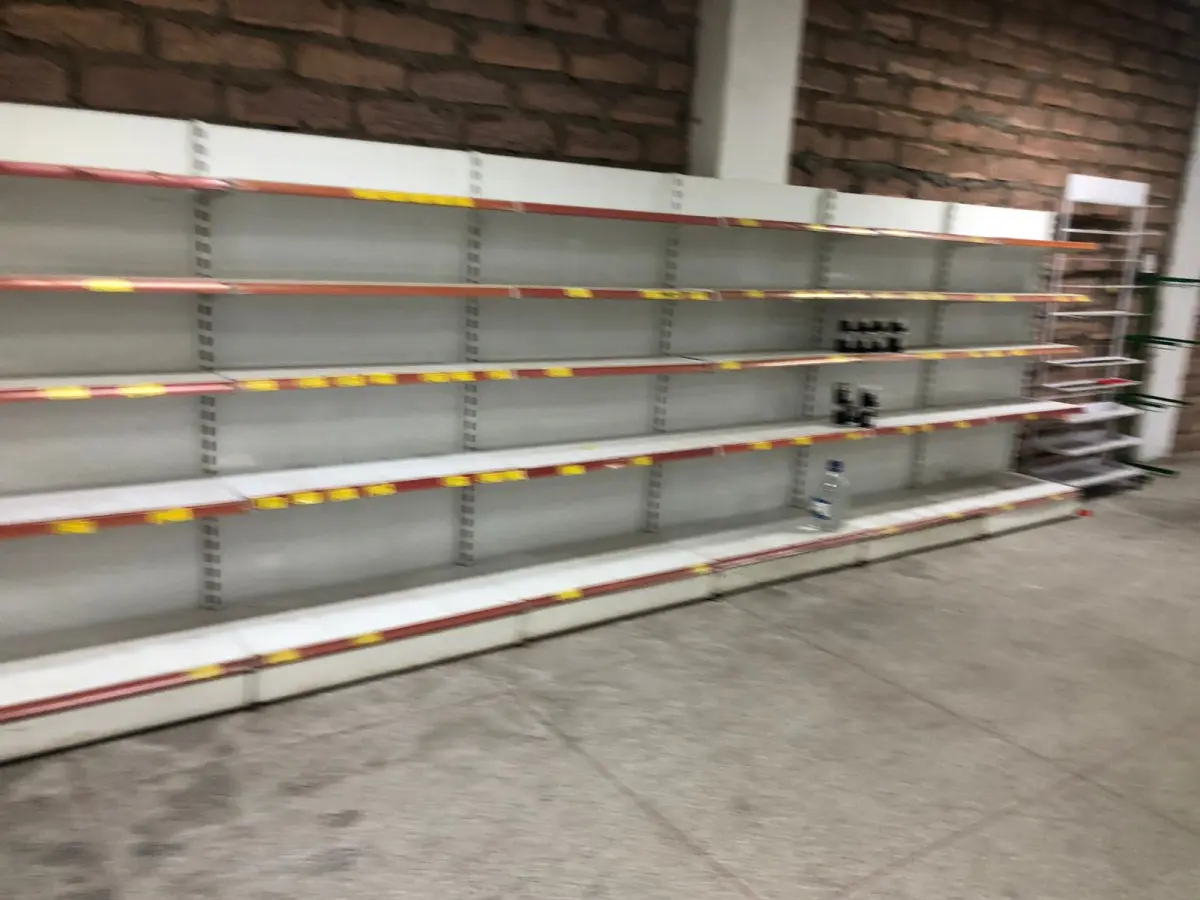 LOTE 002 - Lote com equipamentos, prateleiras e etc