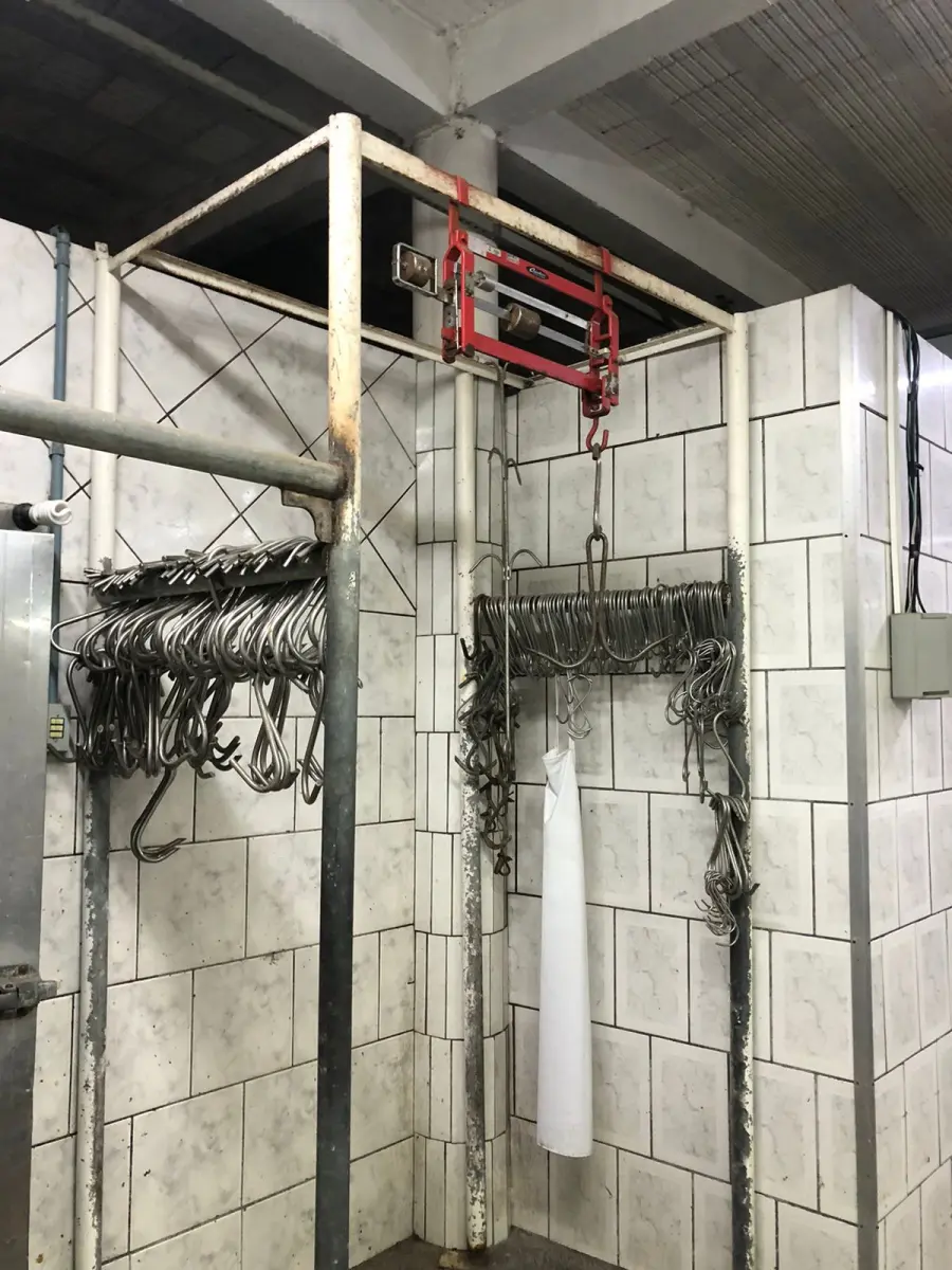 LOTE 002 - Lote com equipamentos, prateleiras e etc