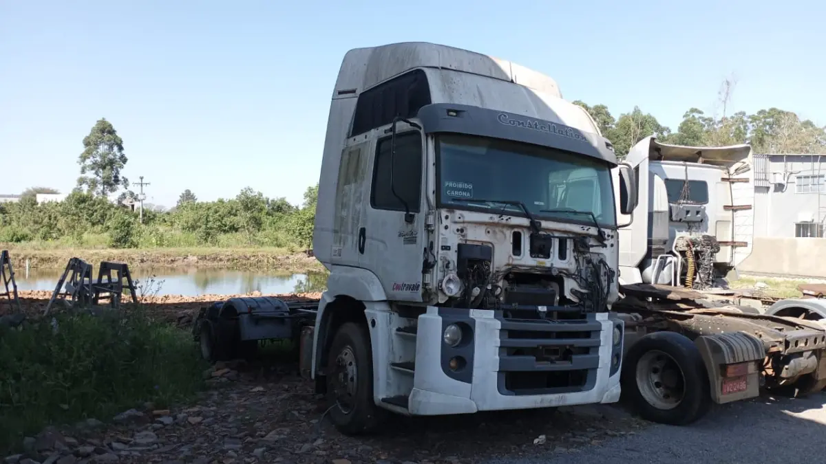 LOTE 002 - VolksWagen 25-420 Constellation 6x2 2p, fab/mod 2014/2015