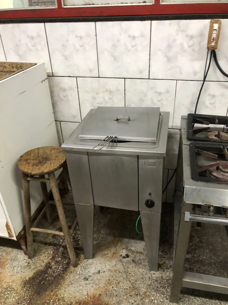 LOTE 002 - Lote com equipamentos, prateleiras e etc