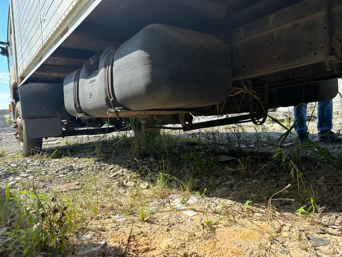 LOTE 000 - FORD CARGO 815 E ANO 2011