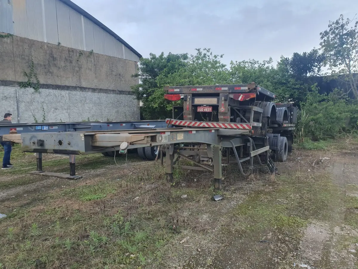 LOTE 010 - Semi reboque placa IUQ4837, fab/mod 2013/2013