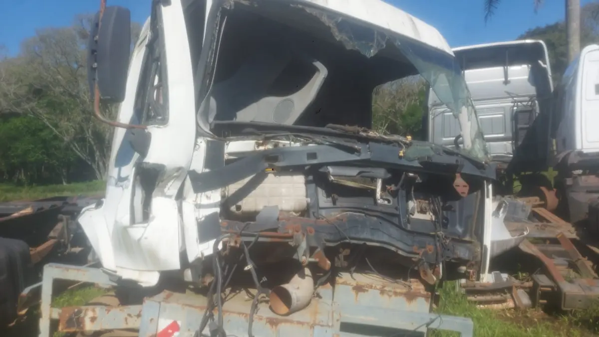 LOTE 003 - Ford Cargo 2842 (Cabine), fab/mod 2014/2014