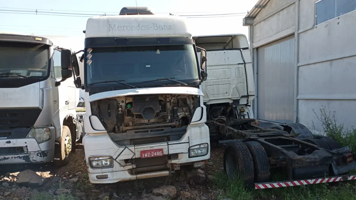 LOTE 006 - Mercedes Benz Axor 2536 S/LS 6x2 2p, fab/mod 2015/2016