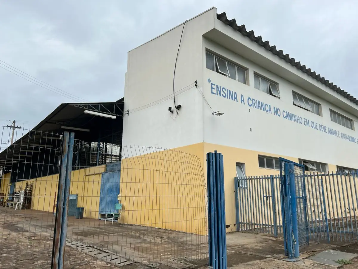 LOTE 001 - GRANDE IMÓVEL CENTRO DE LINS COM 2 ESQUINAS - EM AVENIDA - COM GINASIO COBERTO - SALAS - ESCOLA