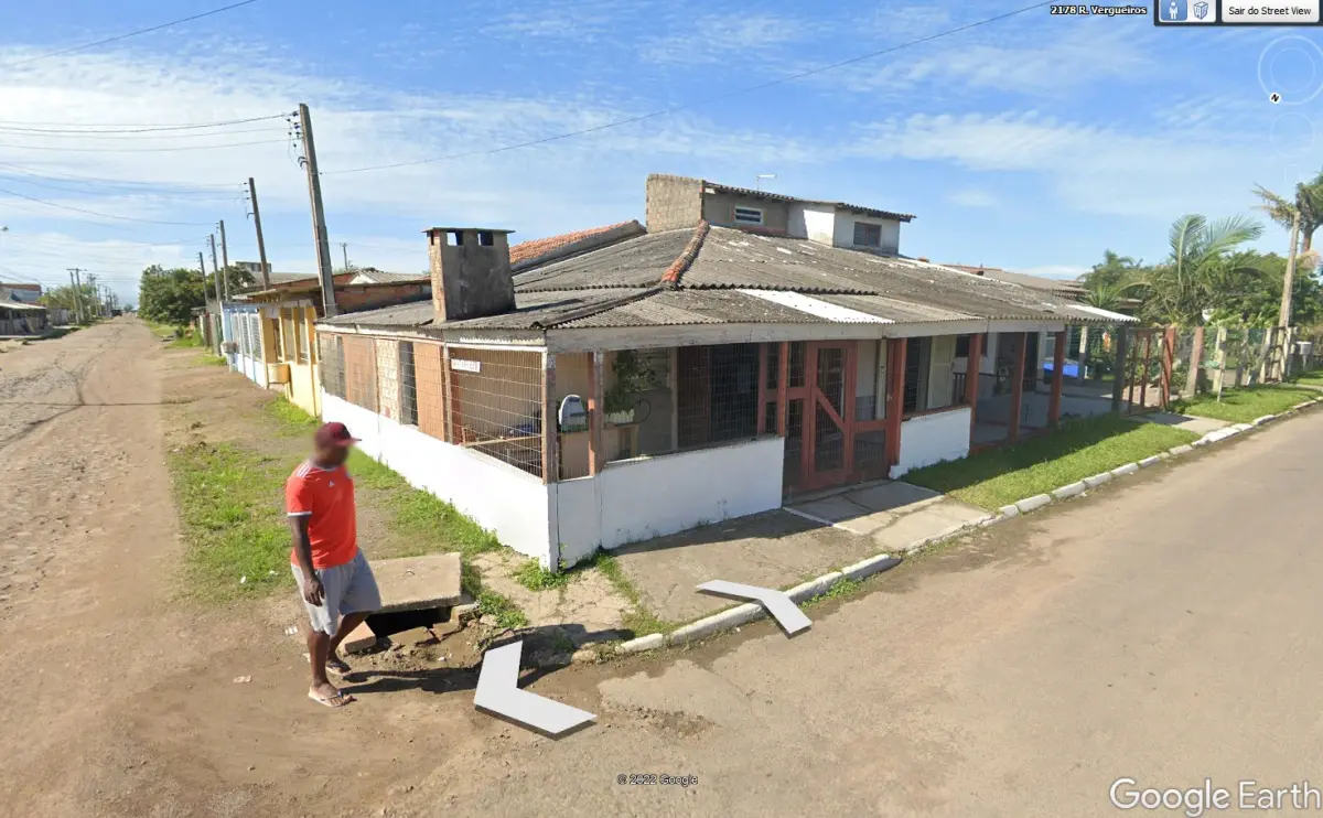 LOTE 000 - Casa Construída em terreno urbano, de esquina, no loteamento Zona Nova Sul, lote 20 da Quadra 268, medindo 15m de frente a Norte p/R. Santa Fé