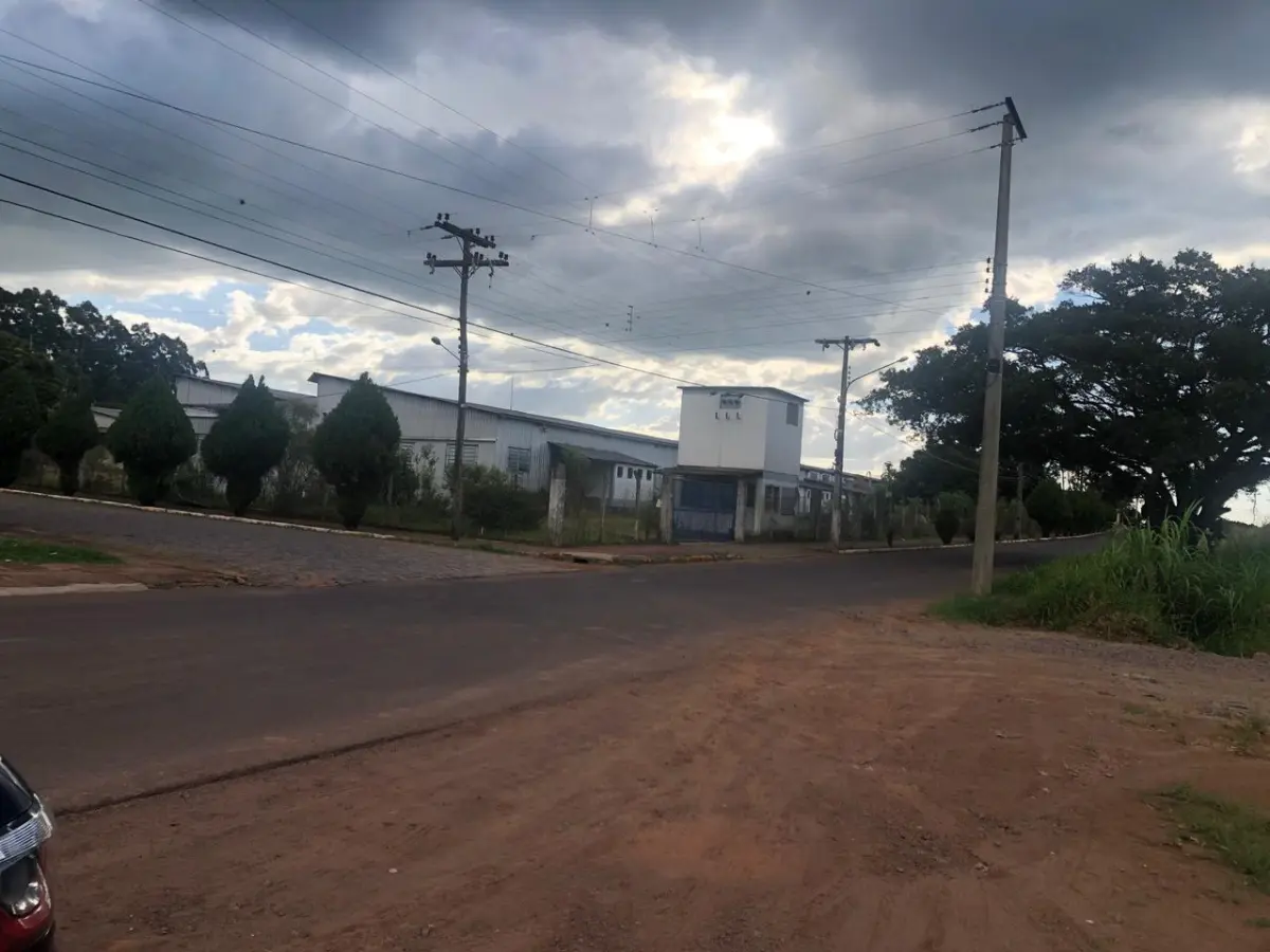 LOTE 001 - >>>   73% DE DESCONTO  de início <<<  Lote dos dois terrenos: Imóvel 1 - Pavilhão Industrial com área construída de 4.052,47 m2, já averbada, e mais 1.628m2 aprox., não averbados, c/pavilhões, depósitos, escritórios dentro de imóvel c/área de 25.798,02m2 E  Imóvel 2 – Pavilhão Industrial de esquina c/área construída de 2.543,52 dentro do imóvel c/área de 6.245,50m2