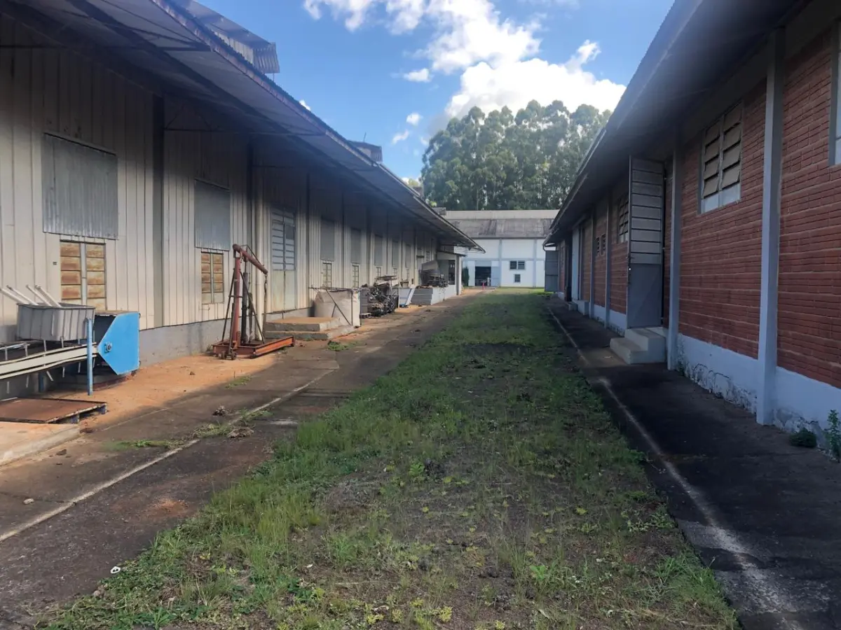 LOTE 003 - Imóvel 1 - Pavilhão Industrial com área construída de 4.052,47 m2, já averbada, e mais 1.628m2 aprox., não averbados,