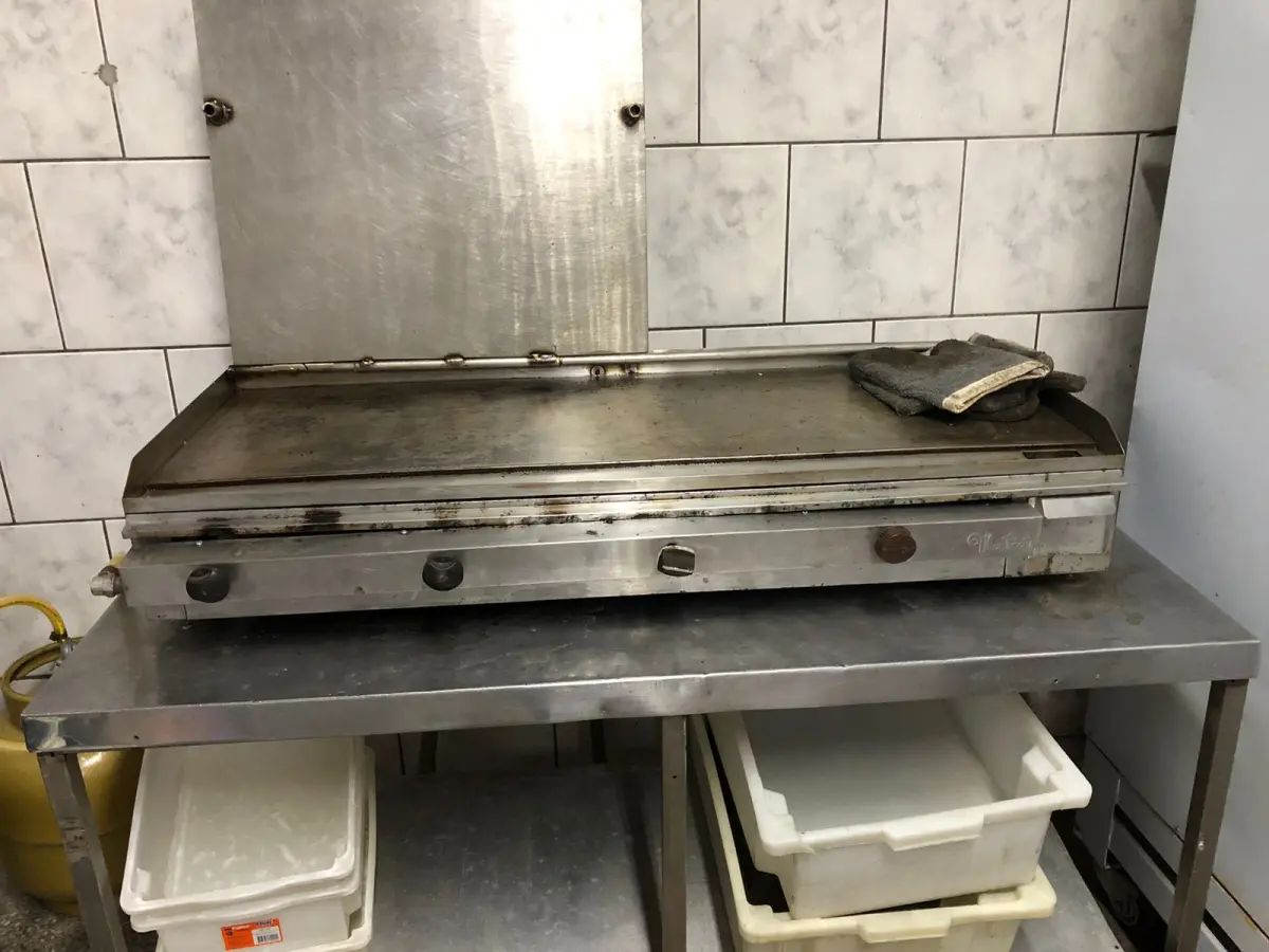 LOTE 002 - Lote com equipamentos, prateleiras e etc