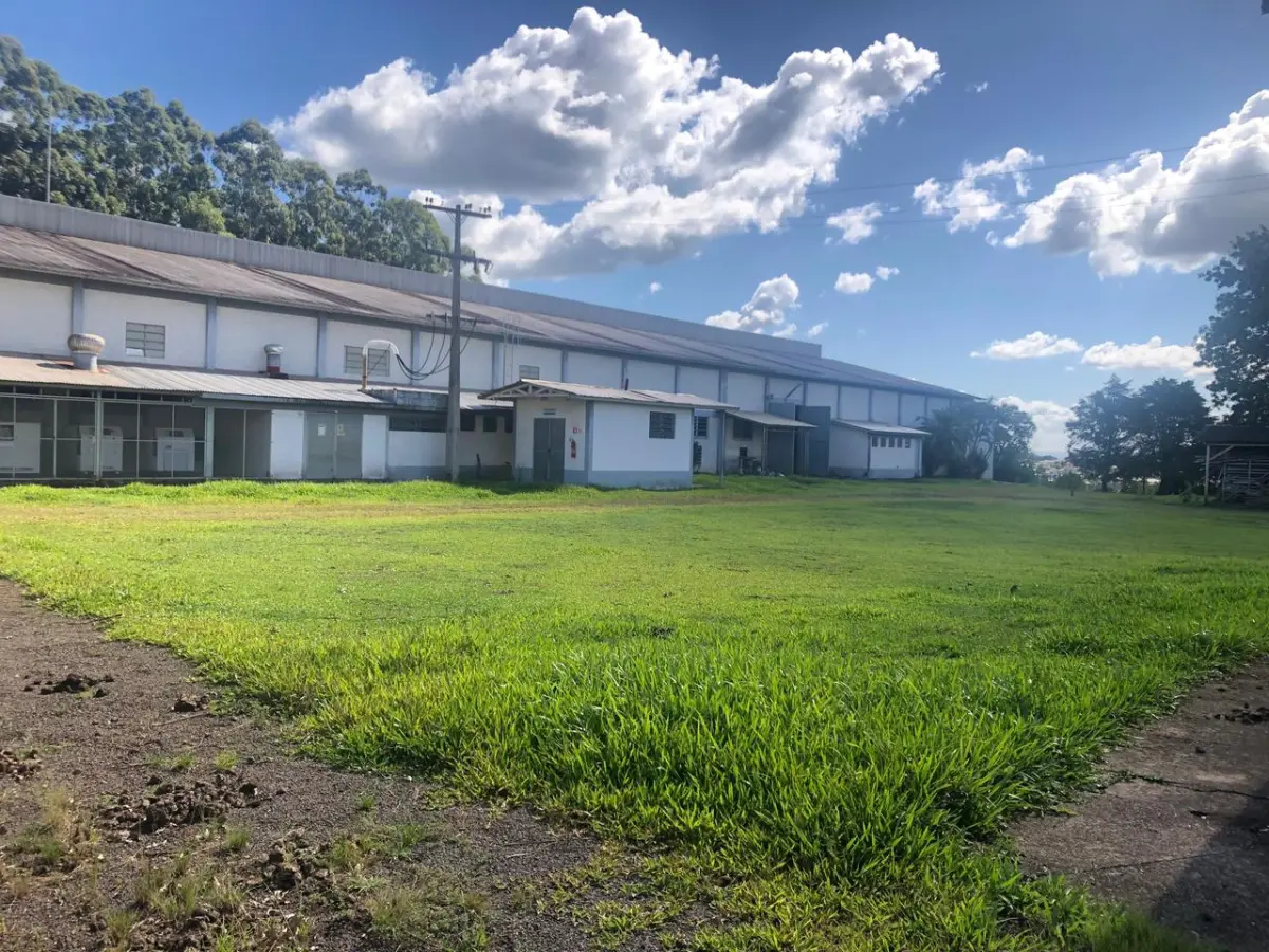 LOTE 001 - >>>   73% DE DESCONTO  de início <<<  Lote dos dois terrenos: Imóvel 1 - Pavilhão Industrial com área construída de 4.052,47 m2, já averbada, e mais 1.628m2 aprox., não averbados, c/pavilhões, depósitos, escritórios dentro de imóvel c/área de 25.798,02m2 E  Imóvel 2 – Pavilhão Industrial de esquina c/área construída de 2.543,52 dentro do imóvel c/área de 6.245,50m2