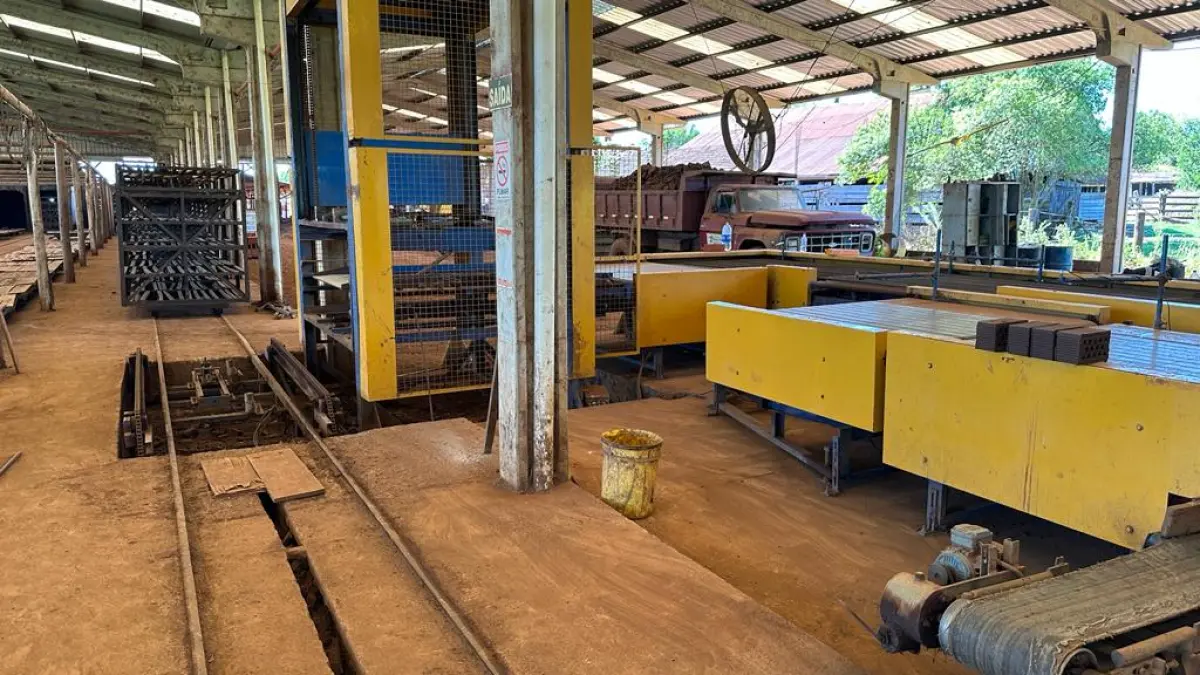 LOTE 001 - UPI DE FABRICA DE TIJOLOS - CERAMICA COMPLETA - CAMINHOES - EMPILHADEIRA -ESCAVADEIRA - SEDE COMPLETA PRODUZINDO - 2 JAZIDAS ATIVAS E COM LICENÇAS - MAIS UM OUTRO IMÓVEL PARA SEDE FUTURA