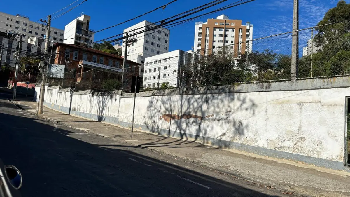 LOTE 001 - GRANDE IMÓVEL COM PRÉDIOS ESCOLA EM BAIRRO NOBRE EM JUIZ DE FORA / MG