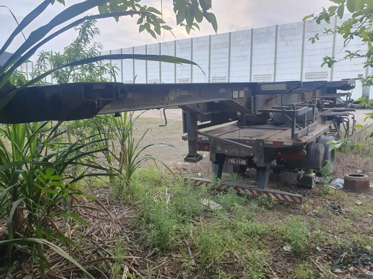 LOTE 010 - Semi reboque placa IUQ4837, fab/mod 2013/2013