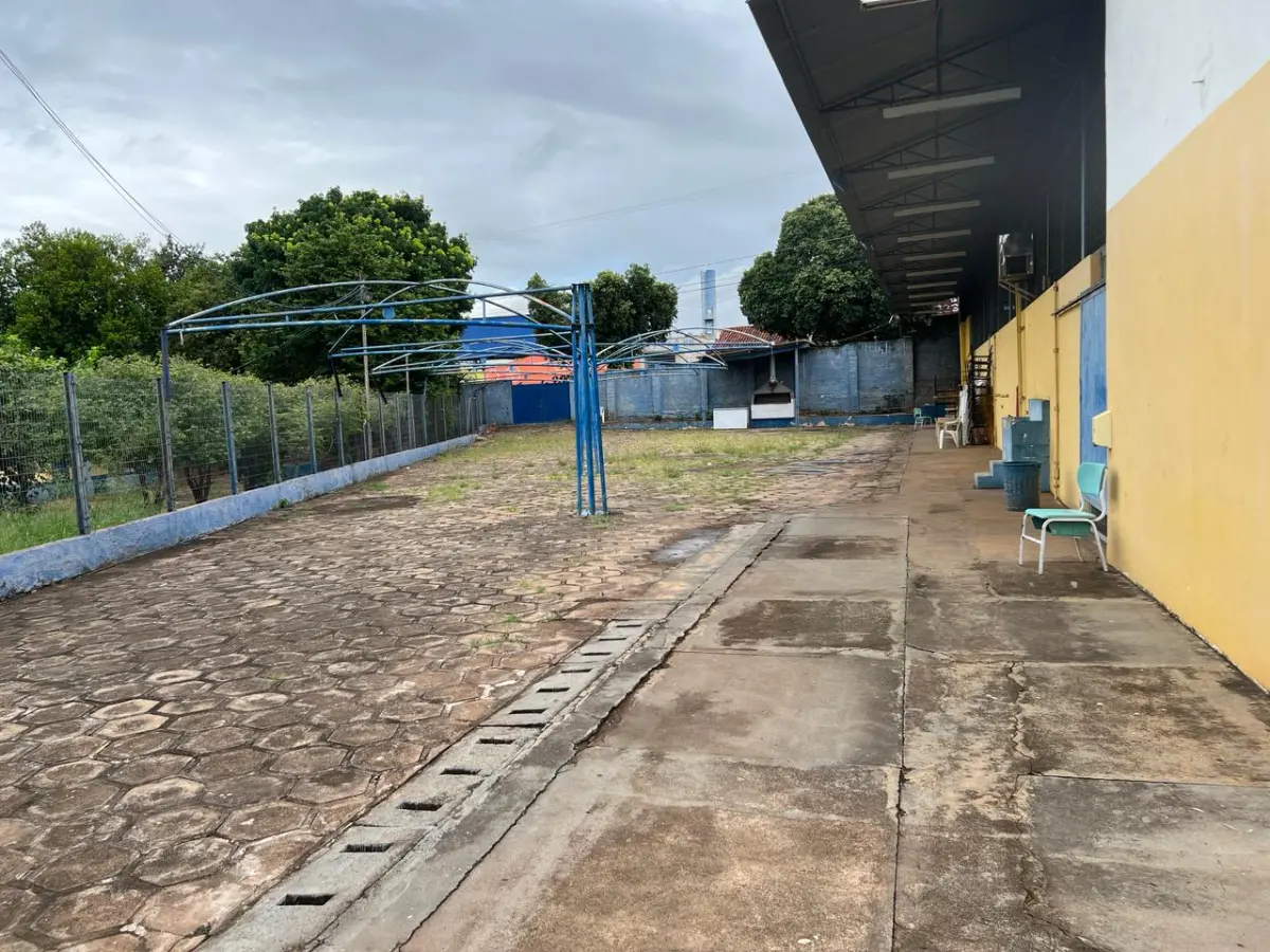 LOTE 001 - GRANDE IMÓVEL CENTRO DE LINS COM 2 ESQUINAS - EM AVENIDA - COM GINASIO COBERTO - SALAS - ESCOLA