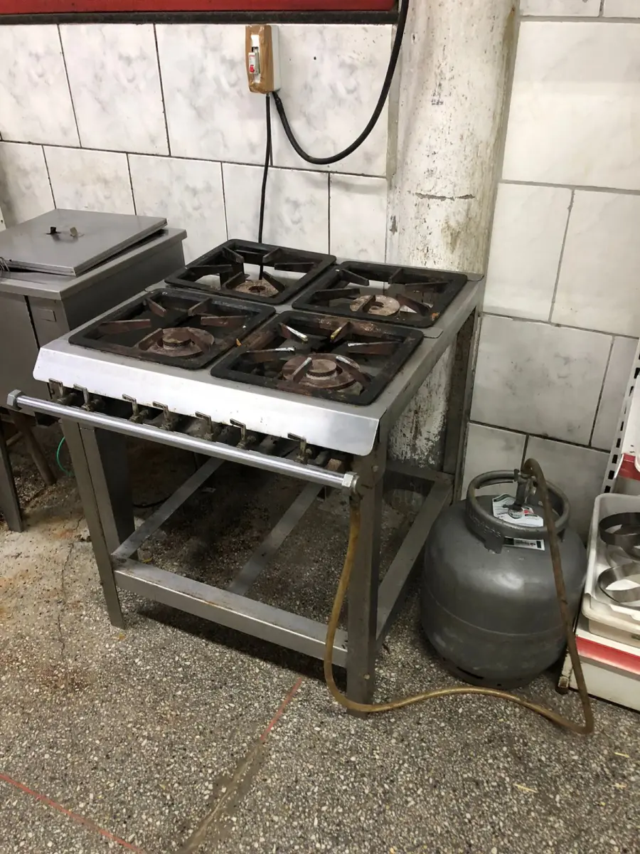 LOTE 002 - Lote com equipamentos, prateleiras e etc