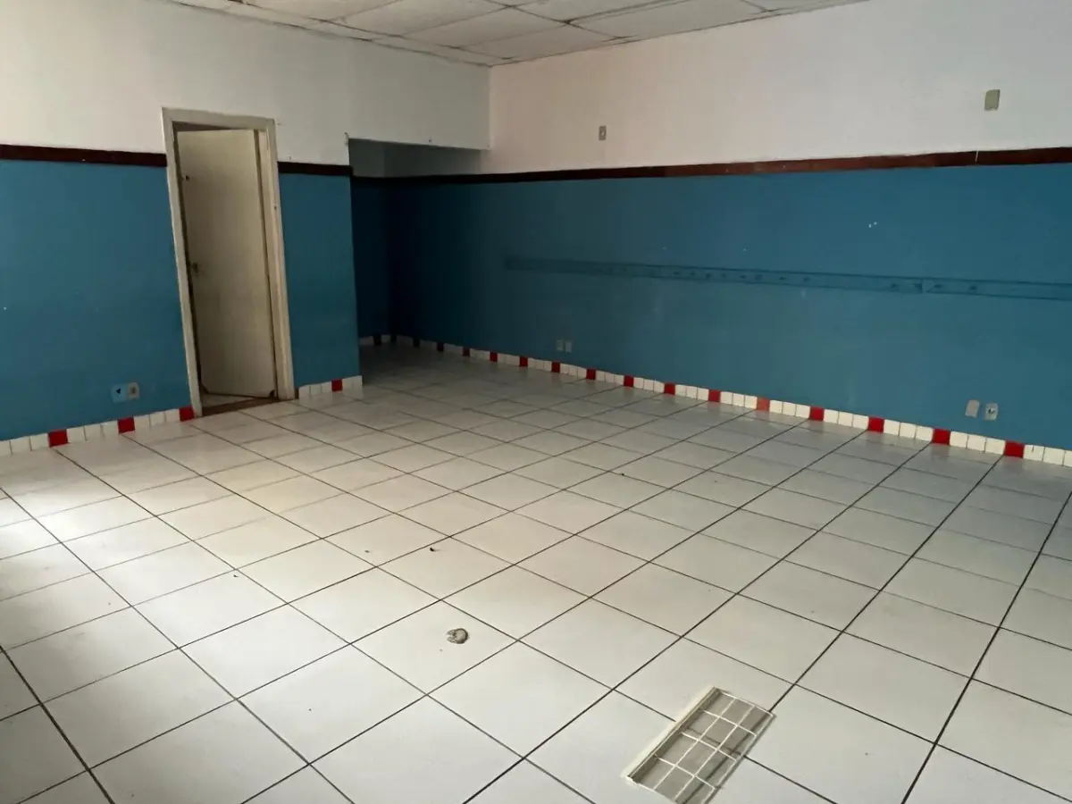 LOTE 001 - GRANDE IMÓVEL CENTRO DE LINS COM 2 ESQUINAS - EM AVENIDA - COM GINASIO COBERTO - SALAS - ESCOLA