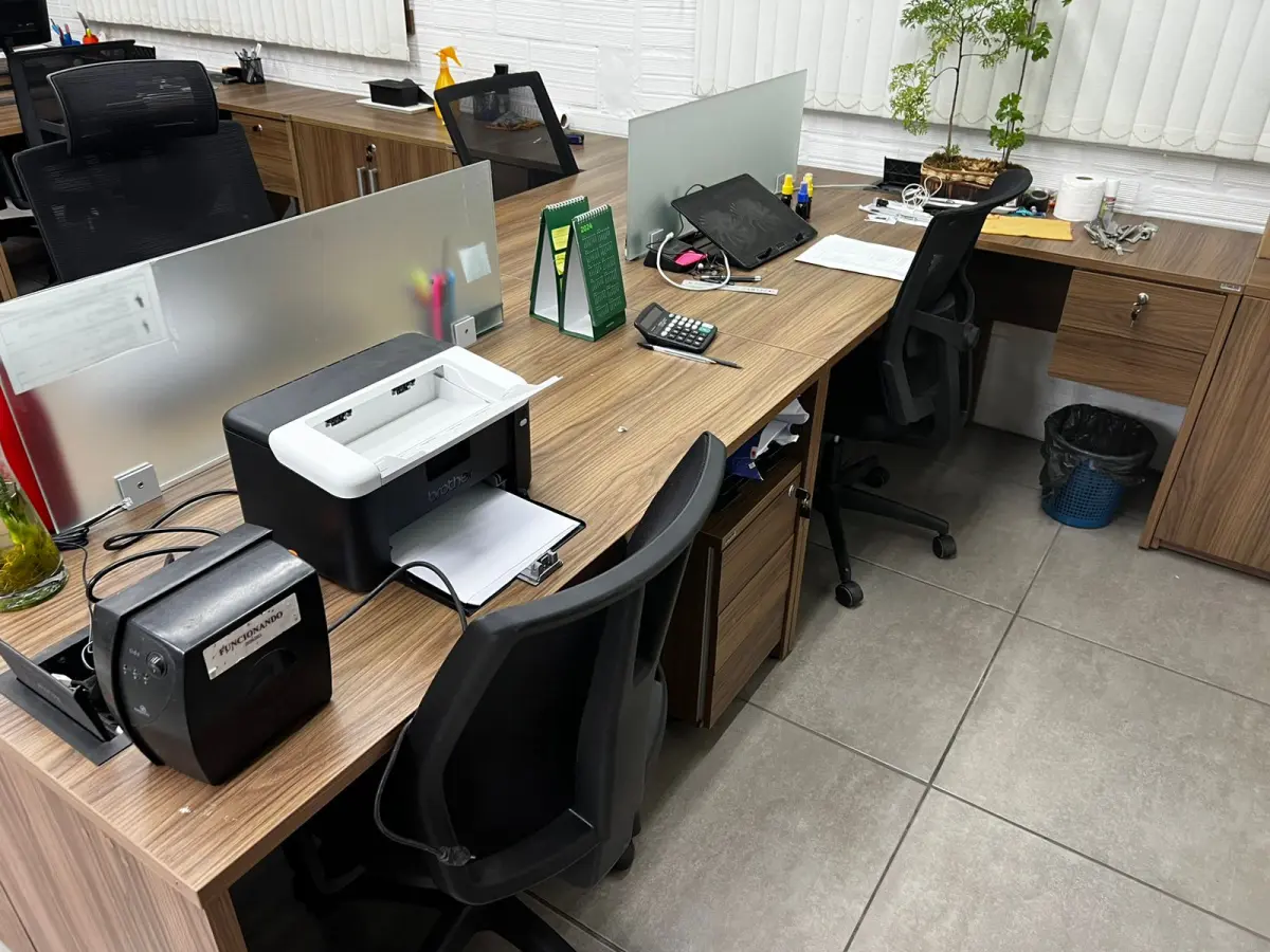 LOTE 024 - Mesa e mesa em l e 2 cadeiras azuis 