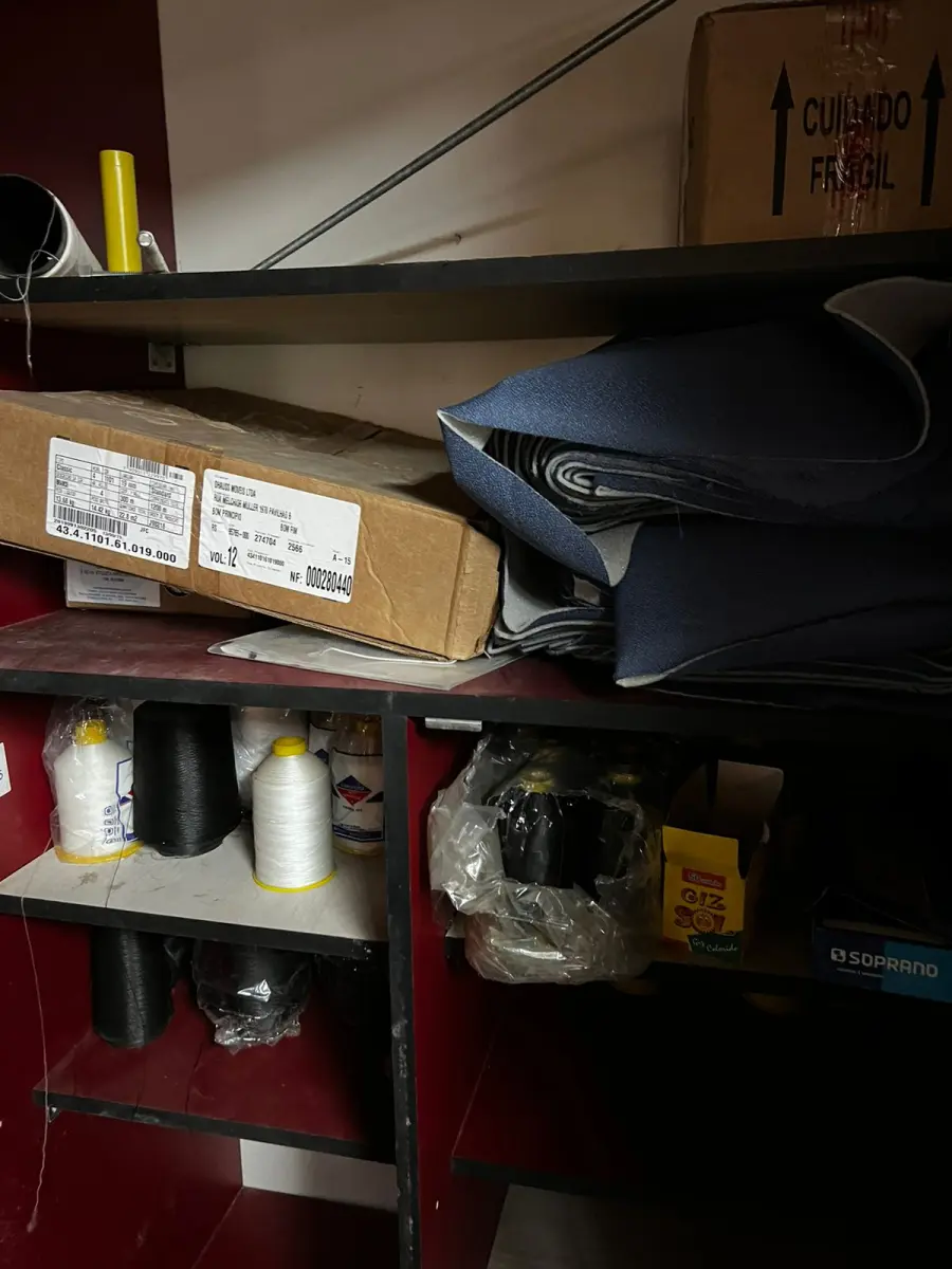 LOTE 069 - Lote de tecidos e linhas  