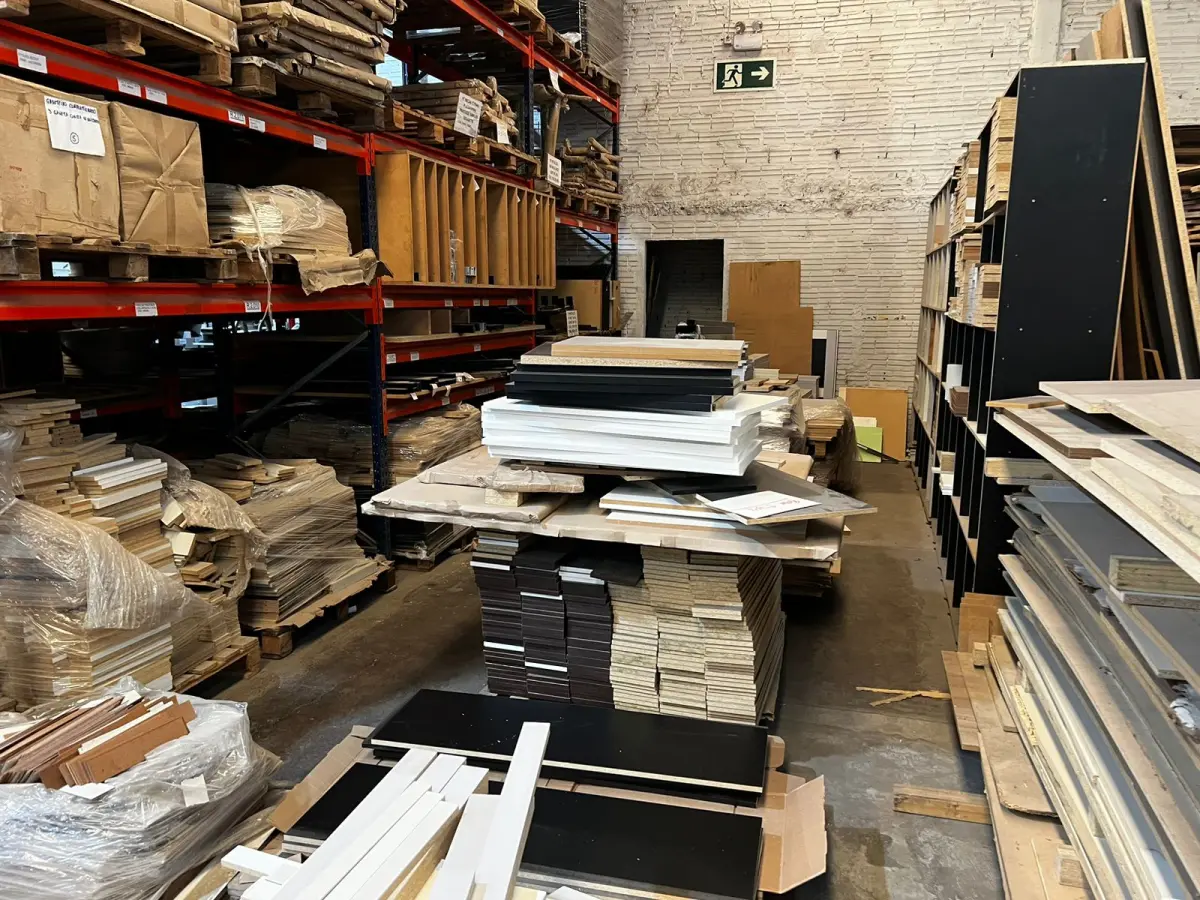 LOTE 034 - Lote de placas de MDF e MDP e corrugados (retalhos e placas)